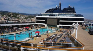 Barcelona, İspanya - 26 Eylül 2025: MSC World Europa yolcu gemisinin yüzme havuzu alanı, İtalya 'da inşa edilen büyük yolcu gemisi.