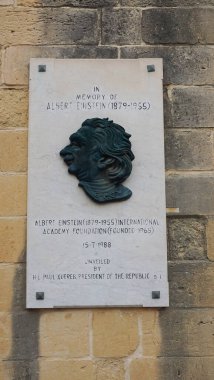 Valletta, Malta - 24 Eylül 2025: Albert Einstein için anıt plaket, Yukarı Barracca Bahçesi, Valletta, Malta - 24 Eylül 2025