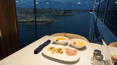 Soyut lüks yolcu gemisinde yemek odası büfesi. Modern yolcu gemisinde sağlıklı yiyecekler