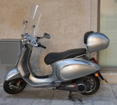 Messina, İtalya - 23 Eylül 2025 Vespa logosunun bir scooter üzerindeki ön görüntüsü. Iconic İtalyan mobiletleri ve moped markası.