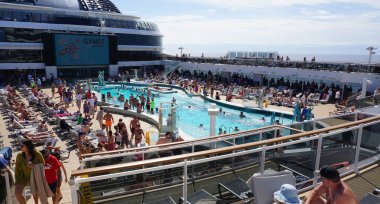 Barcelona, İspanya - 26 Eylül 2025: MSC World Europa yolcu gemisinin yüzme havuzu alanı, İtalya 'da inşa edilen büyük yolcu gemisi.