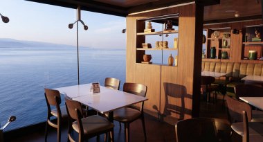 Barcelona, İspanya - 25 Eylül 2025: MSC World Europa 'nın yolcu gemisinde veya amiral gemisinde bulunan boş büfe