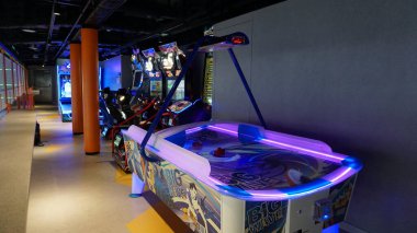 Barcelona, İspanya - 26 Eylül 2025: Oyunlar Salonu 'nun İçi - MSC Dünya Europa yolcu gemisinde sanal gerçeklik oyunları