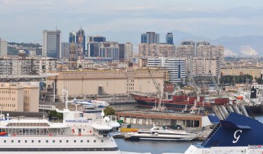 Napoli, İtalya - 22 Eylül 2025: Napoli yat limanı, MS Europa Sarayı, Napoli limanında Grimaldi Lines 'e ait hızlı bir ropax feribotudur. İtalya 22 Eylül 2025