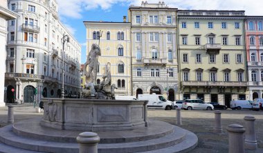 Trieste, İtalya - 29 Eylül 2025: Neptün heykeli ünlü Piazza della Borsa 'da. Sol ve tarihi binalarda sütunlar var..