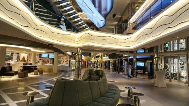 Marsilya, Fransa - 26 Eylül 2025: MSC World Europa adlı yolcu gemisinin World Galleria 'sı.