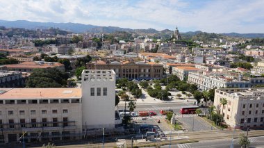 Messina, İtalya - 23 Eylül 2025: İtalya 'da Sicilya' nın Messina kentindeki eski binaların güzel manzarası