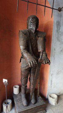 Zırhlı bir ortaçağ şövalyesi heykeli binanın önünde duruyor..