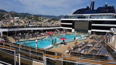 Barcelona, İspanya - 26 Eylül 2025: MSC World Europa yolcu gemisinin yüzme havuzu alanı, İtalya 'da inşa edilen büyük yolcu gemisi.