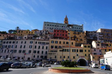 Ventimiglia, İtalya - 28 Eylül 2025: Imperia Liguria bölgesinde İtalya 'nın Ventimiglia kentindeki sahil ve okyanusa uzanan renkli bir cadde.