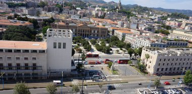 Messina, İtalya - 23 Eylül 2025: İtalya 'da Sicilya' nın Messina kentindeki eski binaların güzel manzarası