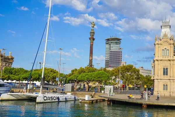Barselona, İspanya - 26 Eylül 2025: Barcelona 'daki Kristof Kolomb anıtı, 60 metre yüksekliğinde bir kolon.,