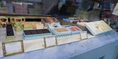 Nice, Fransa - 27 Eylül 2025: Fransa - 27 Eylül 2025 'te Nice, Fransa' da bulunan ünlü Laduree şekerleme dükkanı