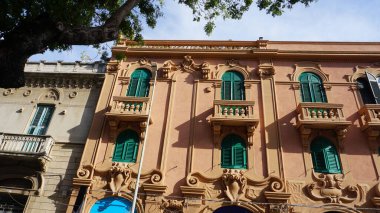 Messina 'daki eski binanın, Sicilya' daki İtalya 'daki eski cephesinin güzel manzarası.