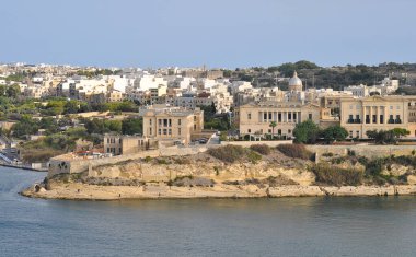 Malta 'nın Kalkara kentindeki tarihi Bighi Kompleksi, Triq Marina boyunca mimari ve kıyı manzaralarına sahip. Malta 'nın Kültür Mirası