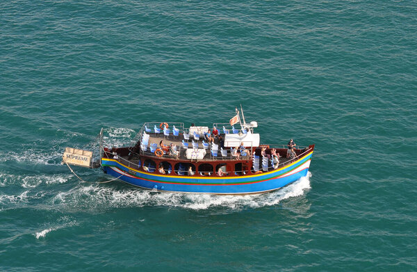 Вальехо, Мальта - 24 сентября 2025 года: Группа людей, совершающих путешествие по океану на туристическом судне Stella Maris VIII, в Вальехо, Мальта - 24 сентября 2025 года