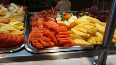 Soyut lüks yolcu gemisinde yemek odası büfesi. Modern yolcu konseptinde sağlıklı kahvaltı - taze meyve