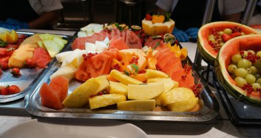 Soyut lüks yolcu gemisinde yemek odası büfesi. Modern yolcu konseptinde sağlıklı kahvaltı - taze meyve