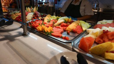 Soyut lüks yolcu gemisinde yemek odası büfesi. Modern yolcu konseptinde sağlıklı kahvaltı - taze meyve