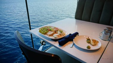 Soyut lüks yolcu gemisinde yemek odası büfesi. Modern yolcu gemisinde sağlıklı yiyecekler