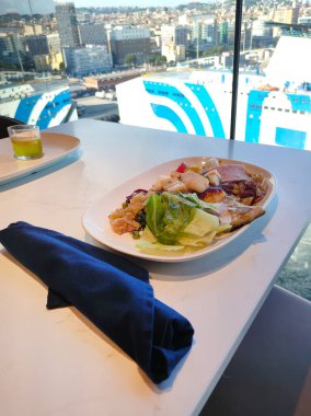 Soyut lüks yolcu gemisinde yemek odası büfesi. Modern yolcu gemisinde sağlıklı yiyecekler