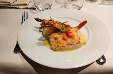 Soyut yolcu gemisi restoranındaki yemekte balık.