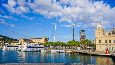 Barselona, İspanya - 26 Eylül 2025: Barcelona 'daki Kristof Kolomb anıtı, 60 metre yüksekliğinde bir kolon.,