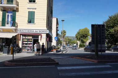 Ventimiglia, İtalya - 28 Eylül 2025: Imperia Liguria bölgesinde İtalya 'nın Ventimiglia kentindeki sahil ve okyanusa uzanan renkli bir cadde.