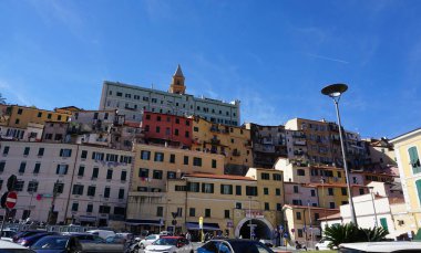 Ventimiglia, İtalya - 28 Eylül 2025: Imperia Liguria bölgesinde İtalya 'nın Ventimiglia kentindeki sahil ve okyanusa uzanan renkli bir cadde.