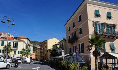 Ventimiglia, İtalya - 28 Eylül 2025: Imperia Liguria bölgesinde İtalya 'nın Ventimiglia kentindeki sahil ve okyanusa uzanan renkli bir cadde.