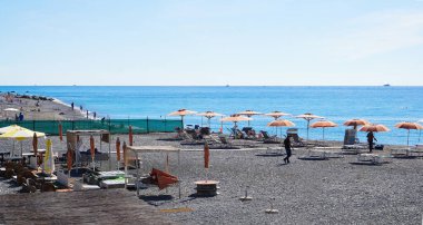 Ventimiglia, İtalya - 28 Eylül 2025: İtalya 'daki güzel plajda dinlenen insanlar - 28 Eylül 2025