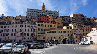 Ventimiglia, İtalya - 28 Eylül 2025: Imperia Liguria bölgesinde İtalya 'nın Ventimiglia kentindeki sahil ve okyanusa uzanan renkli bir cadde.