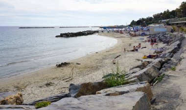 Sanremo, İtalya - 28 Eylül 2025: İnsanlar 28 Eylül 2025 tarihinde İtalya 'nın Sanremo kentinde sıcak yaz güneşinin tadını çıkarıyorlar.