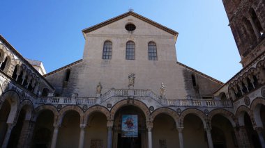 Salerno, İtalya - 21 Eylül 2025: Salerno Katedrali içindeki avlu 21 Eylül 2025 tarihinde İtalya 'nın Salerno kentindeki ana kapıya bakıyor.