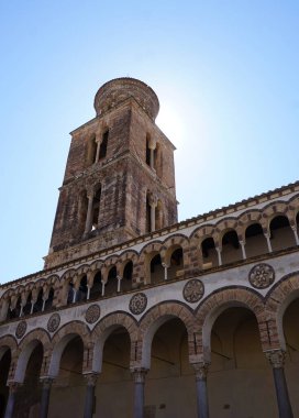 Salerno, İtalya - 21 Eylül 2025: Salerno Katedrali içindeki avlu 21 Eylül 2025 tarihinde İtalya 'nın Salerno kentindeki ana kapıya bakıyor.