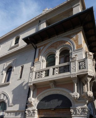 Messina 'daki eski binanın, Sicilya' daki İtalya 'daki eski cephesinin güzel manzarası.