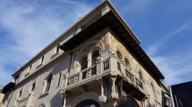 Messina 'daki eski binanın, Sicilya' daki İtalya 'daki eski cephesinin güzel manzarası.