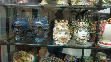 Sicilya geleneksel seramikleri. Tabak, tabak, vazo İtalya Sicilya, Palermo 'da