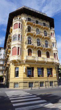 Sanremo, İtalya - Sanremo 'nun merkez caddesinde palmiyeli binalar