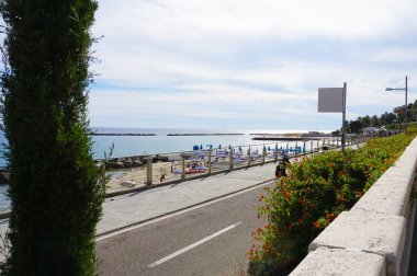 Sanremo, İtalya - İnsanlar Sanremo, İtalya 'da sıcak yaz güneşinin tadını çıkarıyor