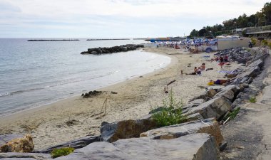 Sanremo, İtalya - İnsanlar Sanremo, İtalya 'da sıcak yaz güneşinin tadını çıkarıyor