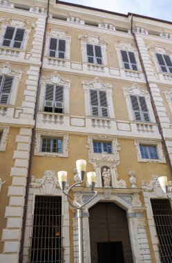 Sanremo, İtalya - Sanremo 'nun merkez caddesinde palmiyeli bir bina