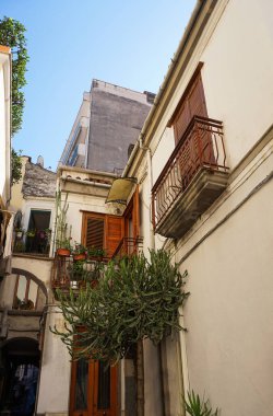 İtalya 'nın Salerno kentindeki eski bir binanın cephesi.