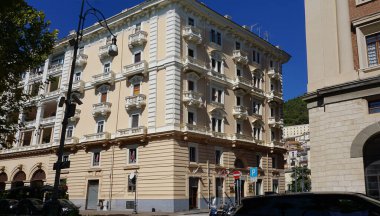 İtalya 'nın Salerno kentindeki eski bir binanın cephesi.