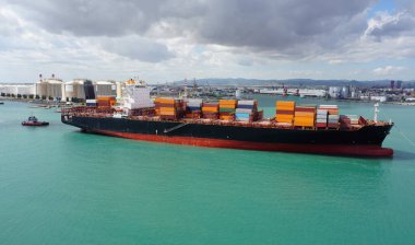 Barselona, İspanya - Kargo gemilerinde depolanan kargo konteynerleri.