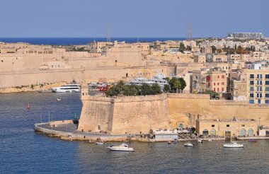 Valletta 'nın güzel gün batımı manzarası Saint Angelo Kalesi, başkent Malta