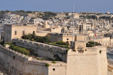 Valletta 'nın güzel gün batımı manzarası Saint Angelo Kalesi, başkent Malta