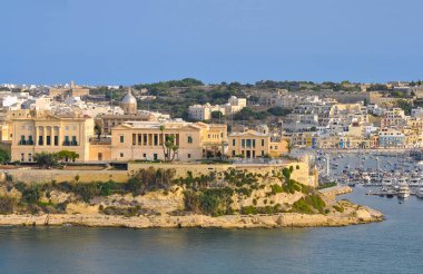 Malta 'nın Kalkara kentindeki tarihi Bighi Kompleksi, Triq Marina boyunca mimari ve kıyı manzaralarına sahip. Malta 'nın Kültür Mirası