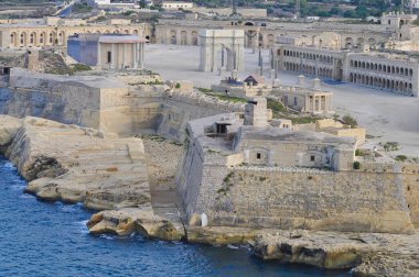 Doğu Ricasoli Kalesi 'nin hava manzarası. Dalgalar, Akdeniz, Malta Adası