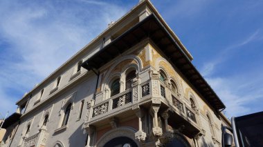 Messina 'daki eski binanın, Sicilya' daki İtalya 'daki eski cephesinin güzel manzarası.